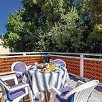 Daire 2 Bedroom Awesome In Supetarska Draga