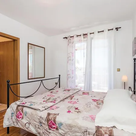 2 Bedroom Beautiful In Supetarska Draga