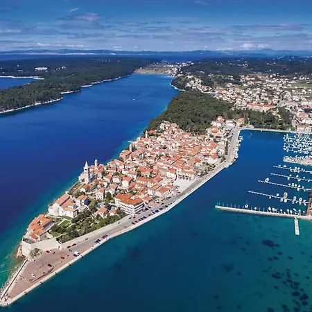 Apartment 2 Bedroom Beautiful In Supetarska Draga