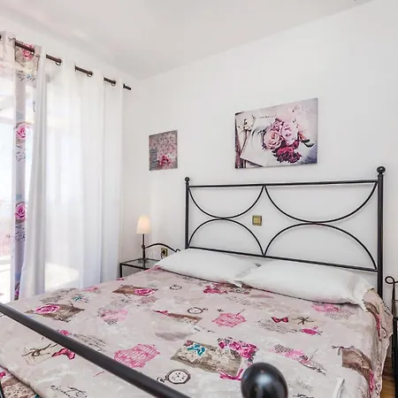 Apartment 2 Bedroom Beautiful In