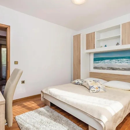 Apartment 2 Bedroom Beautiful In Supetarska Draga