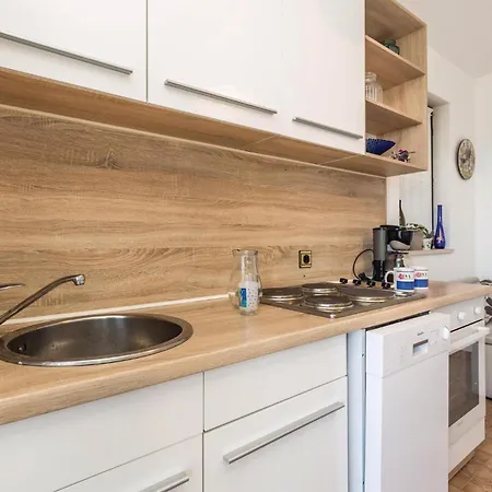 Apartment 2 Bedroom Beautiful In Supetarska Draga
