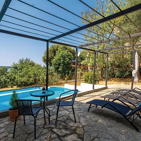 2 Bedroom Beautiful In Supetarska Draga