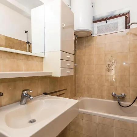 Stunning Apartment In Supetarska Draga شقة