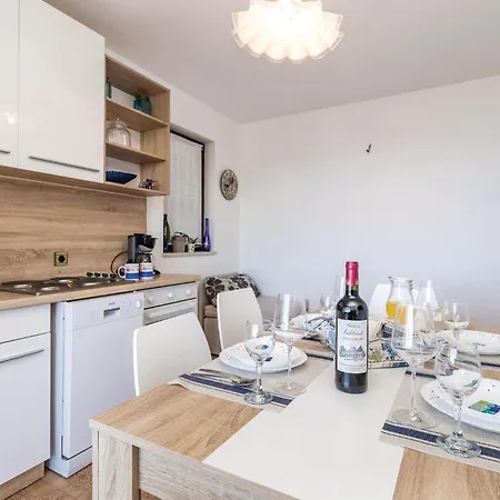 Stunning Apartment In Supetarska Draga سوبيتارسكا دراغا