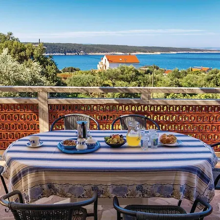 Apartment 2 Bedroom Awesome In Supetarska Draga