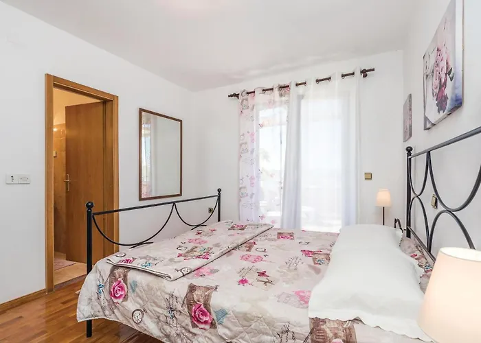 Апартаменты Stunning Apartment In Supetarska Draga
