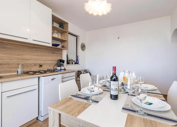 Stunning Apartment In Supetarska Draga Супетарска-Драга