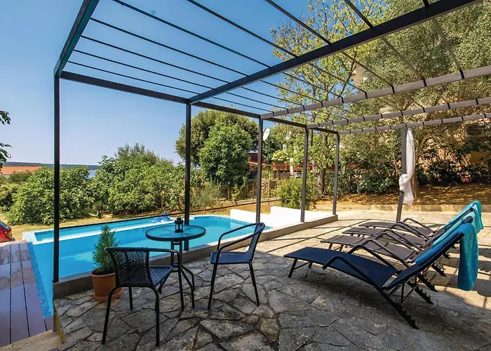Stunning Apartment In Supetarska Draga