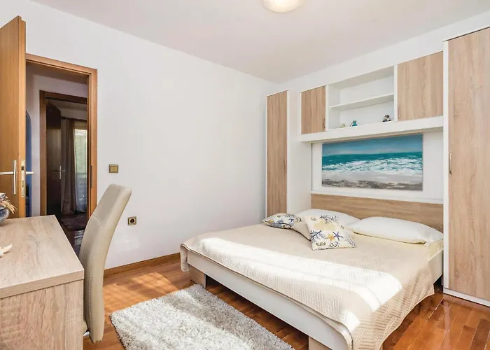 Stunning Apartment In Supetarska Draga Апартаменты