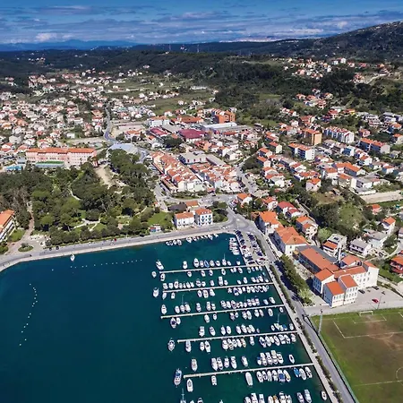2 Bedroom Beautiful In Apartment Supetarska Draga